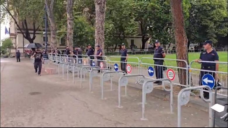 Paralajmërimi për protestë, Kuvendi rrethohet me gardh metalik dhe forca policie