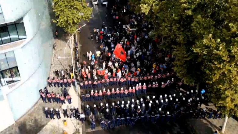 Sot Kuvend, caktohen anëtarët zëvendësues të komisioneve! Protestë para parlamentit, dyfishohet siguria (RENDI I DITËS)