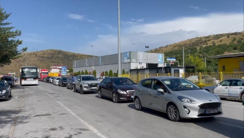 Rikthehet shërbimi në pikën kufitare Kapshticë, radhë e gjatë automjetesh! Përparësi mjetet e vogla dhe autobusët