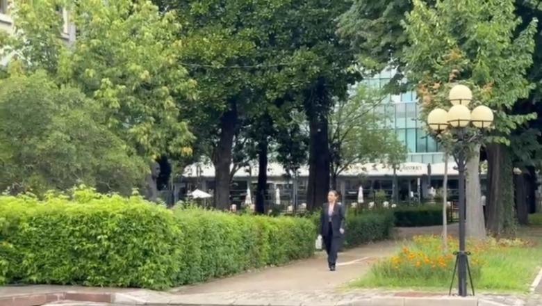 Pas pak seanca plenare, deputetët hyjnë në Kuvend mes thirrjeve të protestuesve