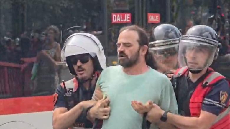 Tensione në protestë, tubuesit sulmojnë me vezë e domate policinë! Njëri tenton të çajë kordonin, shoqërohet nga efektivët