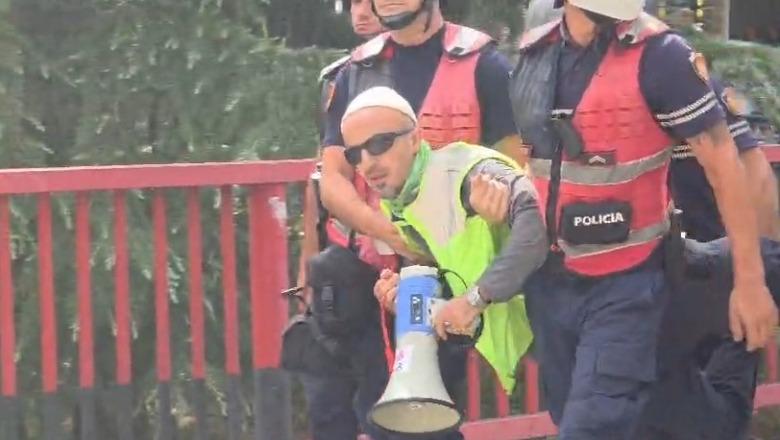 Policia shoqëron Arben Kolën, 4 efektivë e mbajnë nga krahët e këmbët