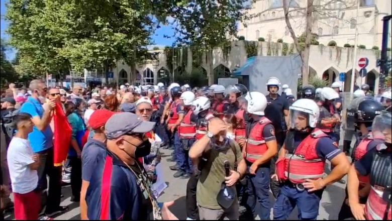 Kuvend dhe protestë/ Protestuesit ‘armatosen’ me vezë, domate e speca, sulmojnë policët pranë Xhamisë! Nisin shoqërimet, mes tyre edhe Arben Kola