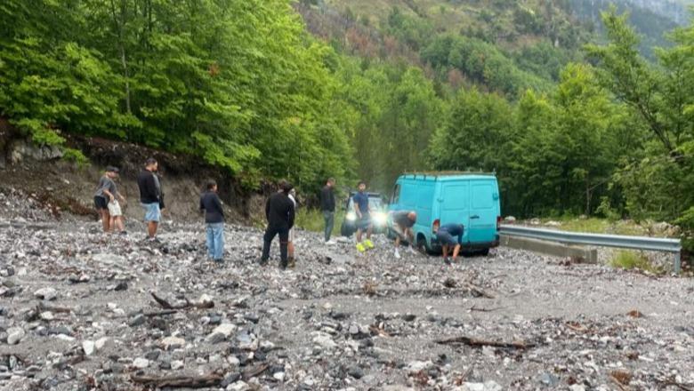Reshjet sjellin rënie gurësh në disa akse në veri, rihapet rruga Qafë Thorë–Theth, ARRSH: Qarkullimi vijon normal