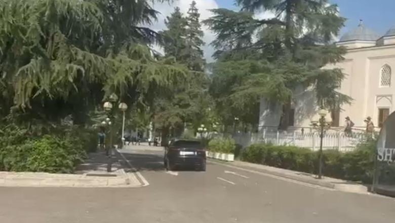 Vezë drejt makinës së Ballës, momenti kur një grup protestuesish i sulen automjetit