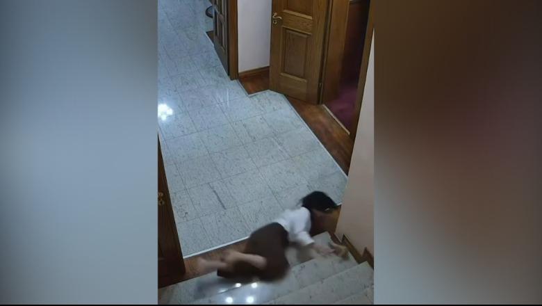 Momenti kur punonjësja e Kuvendit bie me kokë në shkallë! Po ndiqte Agron Shehajn që vodhi marrëveshjen sekrete me SHBA