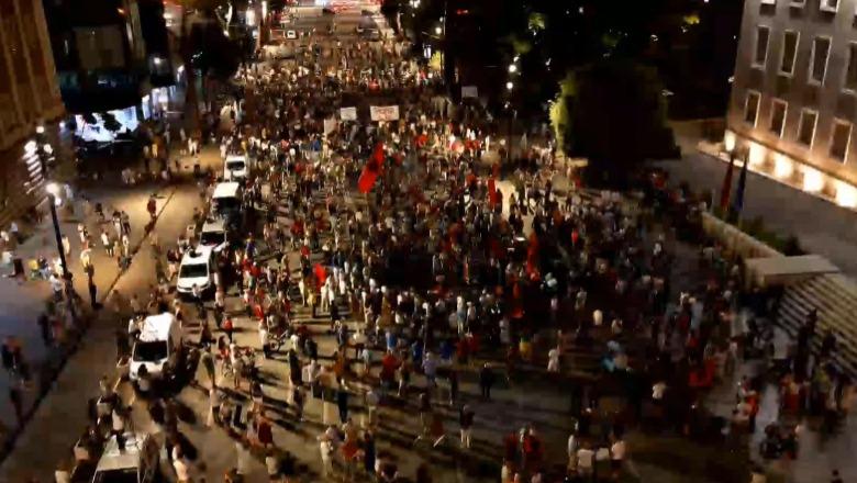 Protesta e 58-të para Kryeministrisë, protestuesit: 1 mijë policë mbrojtën sot Kuvendin, kjo tregon frikën e pushtetit