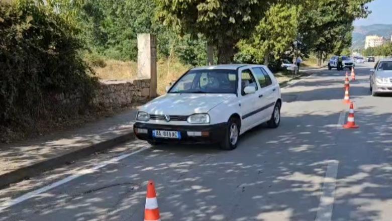 Makina përplas karrocën me një fëmijë 1 vjeç e gjysmë në Korçë, i mituri dërgohet në spital 