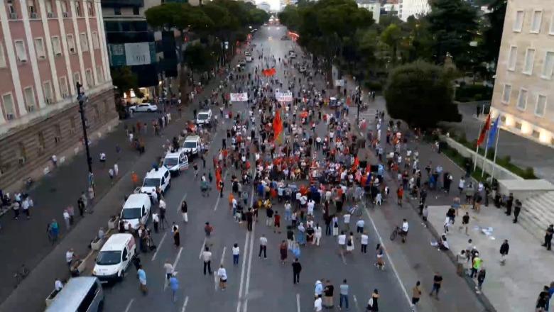 Protesta në ditën e 59-të, akuza policisë për tubimin te parlamenti: Reagim jo proporcional! Të heqin kapelet dhe të na bashkohen