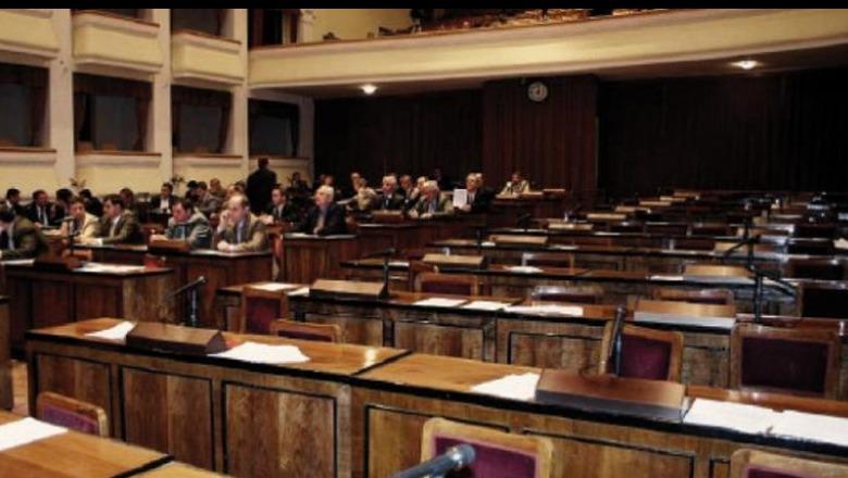Dossier/ 28 korrik 1993, si sot 33 vite më parë, dita kur Bundestagu gjerman hyri në Kuvendin shqiptar
