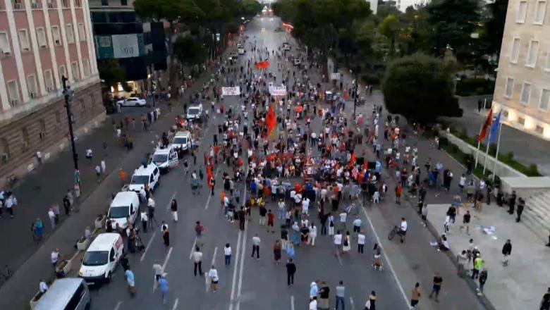 Protesta në ditën e 59-të, akuza policisë për tubimin te parlamenti: Reagim jo proporcional! Të heqin kapelet dhe të na bashkohen