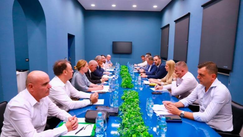 Ministri Lamallari mbledh prefektët, kërkon më shumë koordinim në terren, prioritet siguria, zjarret dhe sezoni turistik