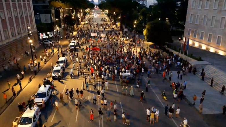 Dita e 60 e protestës para Kryeministrisë, thirrje kundër Ramës: SPAK-u ta arrestojë! Anulo ligjin për zonat e mbrojtura