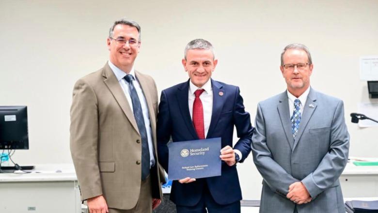 Zëvendësdrejtori i BKH-së diplomohet në Akademinë për Sigurinë Kombëtare në SHBA, Ambasada amerikane: Forcohet bashkëpunimi me Shqipërinë