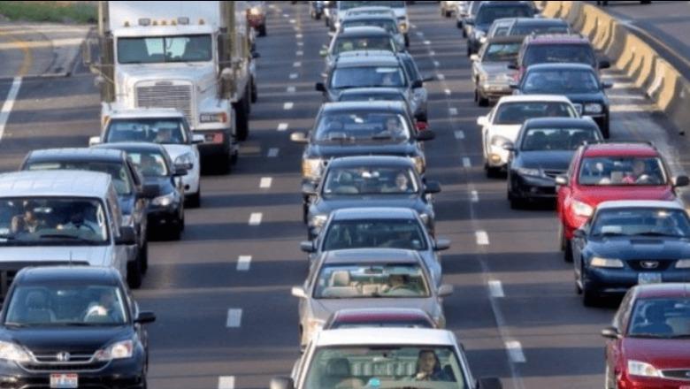 1 në 2 shqiptarë kanë të paktën 1 makinë! 2025-a kap rekordin, mbi 1 milion automjete të regjistruara. Shtohen elektriket