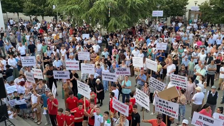 'Fëmijët na i larguat tani doni të na fshini nga harta', banorët e Poliçanit protestojnë kundër Reformës Territoriale, kundërshtojnë bashkimin me Beratin