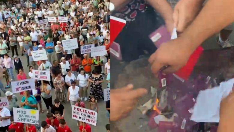'Doni të na fshini nga harta', banorët e Poliçanit protestojnë kundër Reformës Territoriale, djegin teserat e PS-së, kryetari i degës jep dorëheqjen (VIDEO)