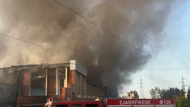 Situatë e rënduar nga zjarri në Shkozet, Karakaçi: Ende e stakuar njëra prej linjave elektrike, është rikthyer energjia në një pjesë të Durrësit