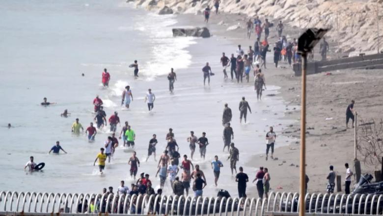 2 mijë emigrantë mbërrijnë me not në Ceuta, 11 të mbytur dhe dhjetëra të zhdukur! Shqyrtohet mundësia e pezullimit të Shengenit me Spanjën