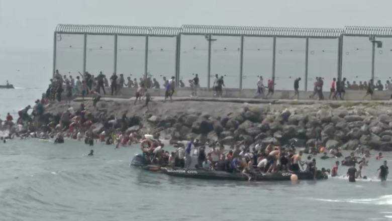 Krizë emigracioni në Spanjë! 49 mijë emigrantë hynë me not në Ceuta brenda 24 orëve, 19 humbin jetën! Sánchez nxjerr ushtrinë në terren