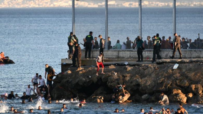 Ku ndodhet Ceuta, qyteti spanjoll nw kufi me Marokun ku mbërrijnë mijëra emigrantë! Cili është statusi i tij?