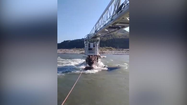 Traktori ngec në lumin Devoll, shpëtohen i moshuari, nipi i tij dhe shoferi! Mjeti bujqësor ishte zhytur deri te kabina