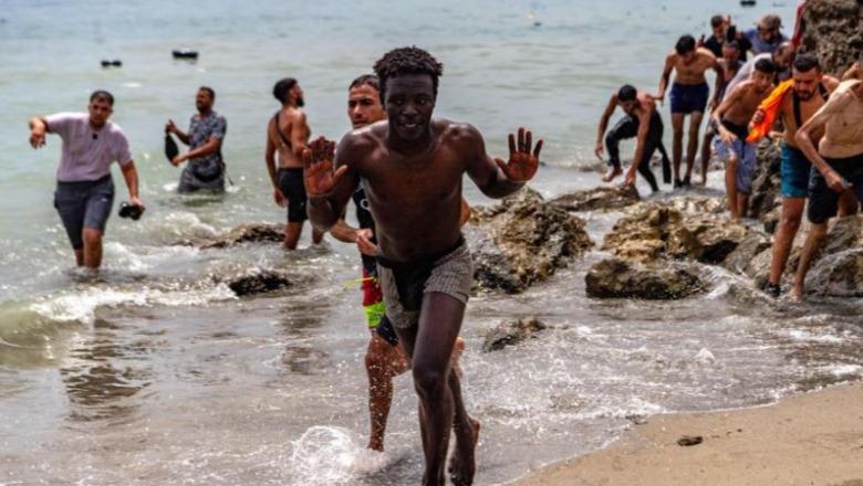Krizë emigracioni në Spanjë! 50 mijë emigrantë hynë me not në Ceuta brenda 24 orëve, 27 humbin jetën! Sanchez nxjerr ushtrinë në terren (VIDEO)