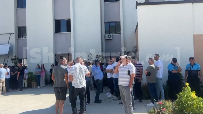 Harta e re e PS 'shkrin' 15 bashki! Banorët në Klos, Patos dhe Selenicë kundër: Na largoni shërbimet, fshatrat do braktisen
