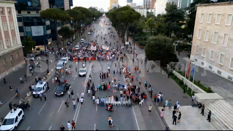 Protesta në ditën e 62-të, protestuesit: Nuk tërhiqemi deri në dorëheqjen e Edi Ramës! Reforma Territoriale synon shpopullimin e vendit