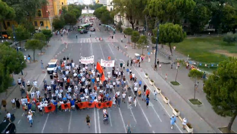 Protesta në ditën e 62-të, protestuesit: Nuk tërhiqemi deri në dorëheqjen e Edi Ramës! Reforma Territoriale synon shpopullimin e vendit