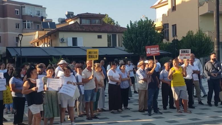 Propozimi i PS për Reformën Territoriale kundërshtohet me protesta në Dimal, Prrenjas, Klos, Memaliaj dhe Divjakë! Banorët nuk duan shkrirjen e bashkive të tyre