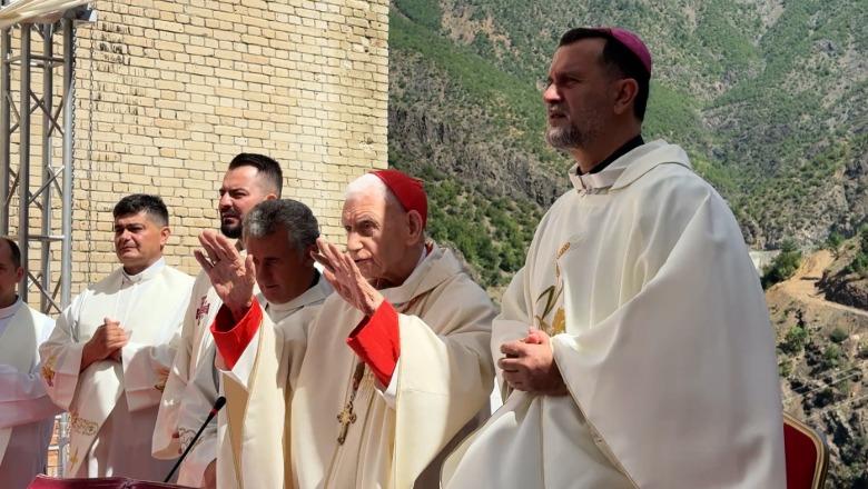 Kardinal Ernest Simoni rikthehet në Spaç, meshë në ish-burgun e diktaturës ku vuajti për 12 vite! Letra e Papa Leone: Shumë njerëz mbartën kryqin e rëndë të padrejtësisë