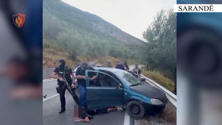 ‘Mos lëviz’, momenti kur arrestohen 3 të rinj me 5 kg kanabis! Do i shisnin në Sarandë e Ksamil, njëri ‘ruante’ lëvizjet e policisë