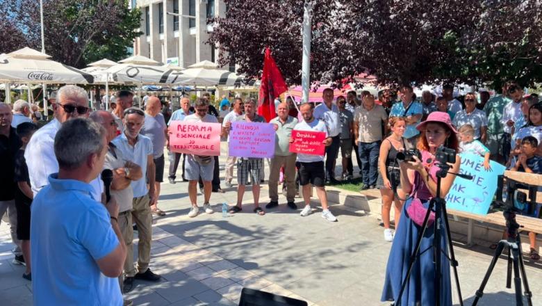 Harta e re territoriale/ Banorët e 15 bashkive që shkrihen, në protesta! Qytetarët në Belsh e Selenicë: Jo reformës që zbraz komunitetet