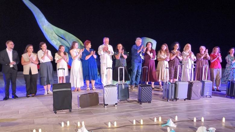35 vjet nga eksodi, Durrësi kujton me art dramën e mijëra shqiptarëve! Prezantohet ‘Hartë Memece’, autori Leka: Pse shqiptarët largohen edhe sot?