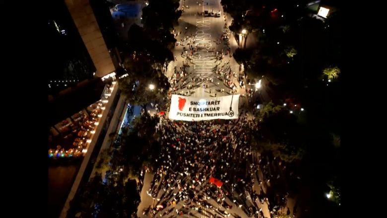 63 ditë protestë, qytetarët kundër reformës territoriale: Centralizim! Kërkojnë dorëheqjen e qeverisë: Ju jeni sorrat e korbat! Vendosin banderolë