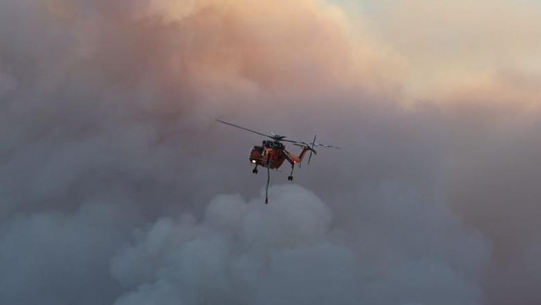 200 banesa të dëmtuara dhe 10 mijë hektarë të djegur, 500 zjarrfikës vijojnë betejën me zjarret në Greqi