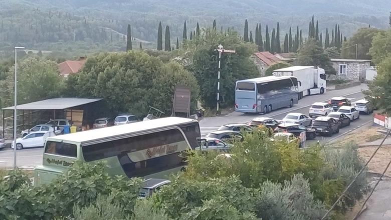Radhë kilometrike e pritje deri në 10 orë në pikën kufitare Kroaci- Mali i Zi, banorët hapin dyert e shtëpive për udhëtarët e bllokuar