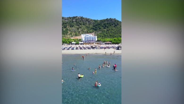 VIDEOLAJM/ Shëngjini në kulmin e sezonit, Rana e Hedhun mbushet me pushues