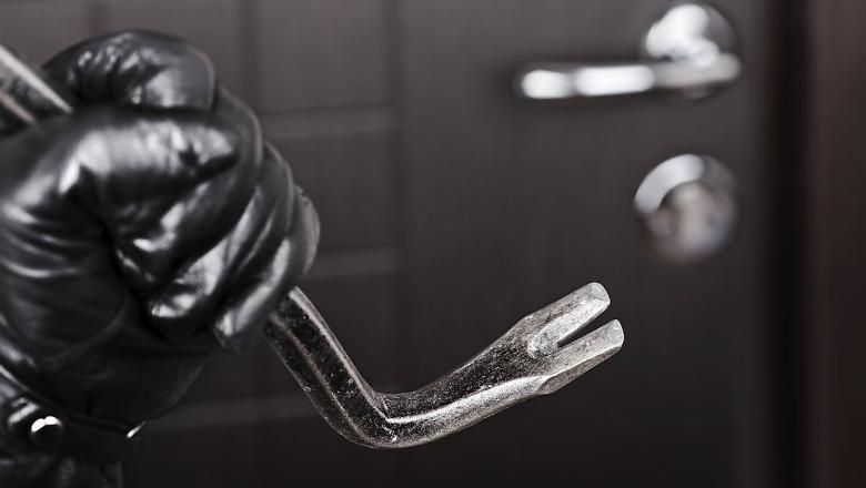 Tentoi të vidhte një banesë ndërsa ishte nën arrest shtëpie, pranga 49-vjeçarit në Korçë