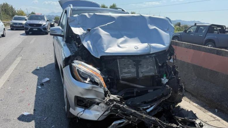 Aksident në autostradën Tiranë-Durrës, 7 makina përplasen me njëra tjetrën, rëndohet trafiku