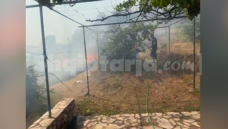 Finiq/ Zjarri në oborret e banesave në fshatin Kostar, nis ndërhyrja me helikopter (VIDEO)