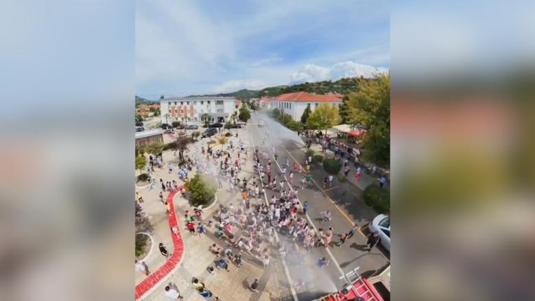 Temperaturat e larta, zjarrfikësit freskojnë me ujë qendrën e Gramshit, fëmijët i gëzohen 'shiut' të verës