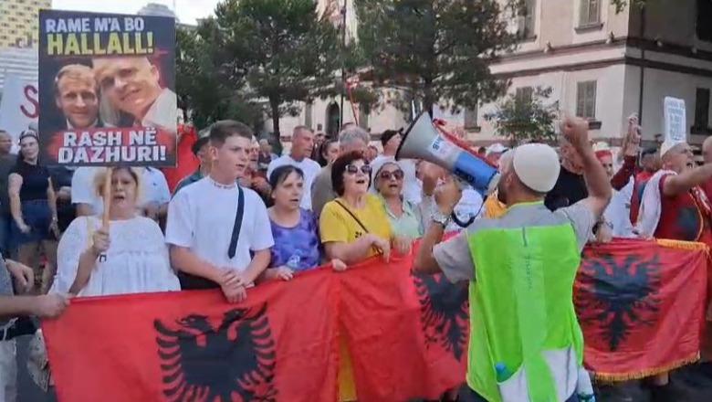 Dita e 65-të e tubimit, protestuesit marshojnë drejt Kryeministrisë, kërkojnë dorëheqjen e Qeverisë