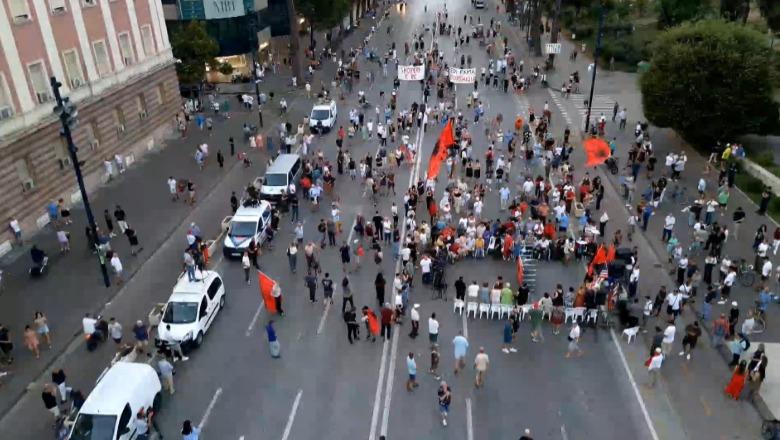 Dita e 65-të e tubimit, protestuesit marshojnë drejt Kryeministrisë, kërkojnë dorëheqjen e Qeverisë