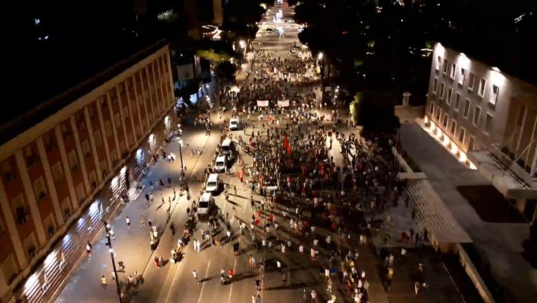 Dita e 65-të e tubimit, protestuesit kërkojnë dorëheqjen e Qeverisë! Aktori Mehdi Malkaj: Mbaroi koha e fjalëve, tani të bëjmë atë që duhet bërë