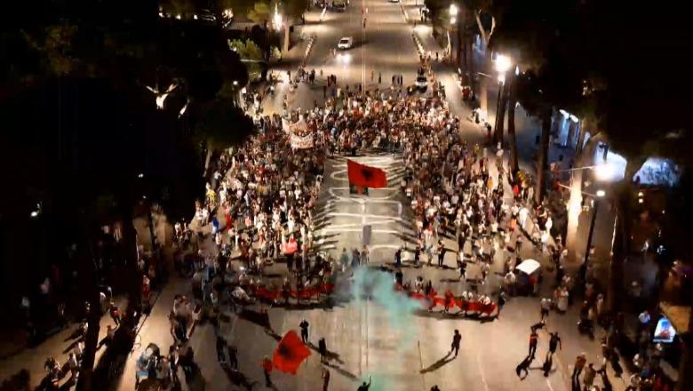 Dita e 65-të e tubimit, protestuesit sulmojnë SPAK: I shërben Qeverisë! Pyetjet që iu bënë Ballukut, u paracaktuan nga vetë ish-zv.kryeministrja