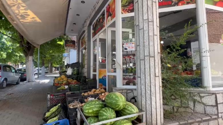 Hajdutët godasin marketin në Korçë, ia mbathin me 100 mijë lekë