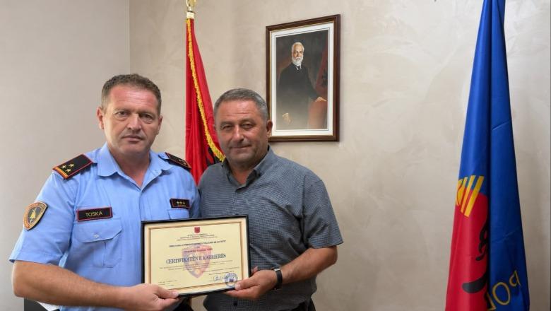 Kontribut i vyer prej 34 vitesh në radhët e Policisë Fier, Hita vlerëson me Certifikatën e Karrierës inspektorin Gramos Topi