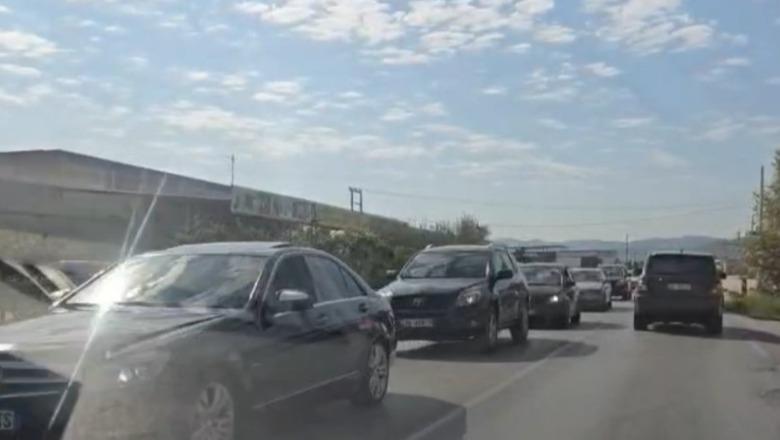 Rëndohet trafiku në aksin Fier-Kthesa e Patosit, kolona e makinave arrin deri në 4 kilometra, Policia Rrugore në terren